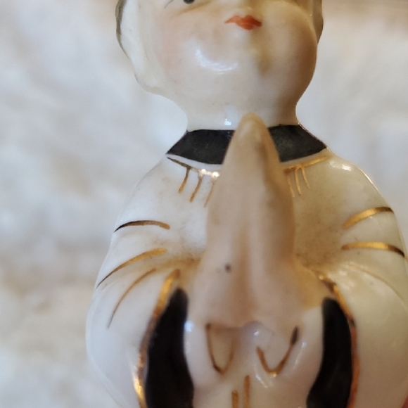 Ceramic Praying Figurine - Picture 8 of 9